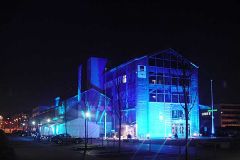 Aussenansichthalle400  blau beleuchtet